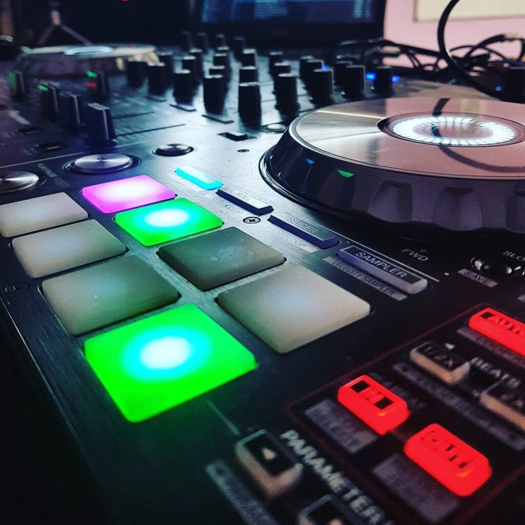 DJ BASICO INTEGRAL GRUPAL PRESENCIAL (3 MESES)