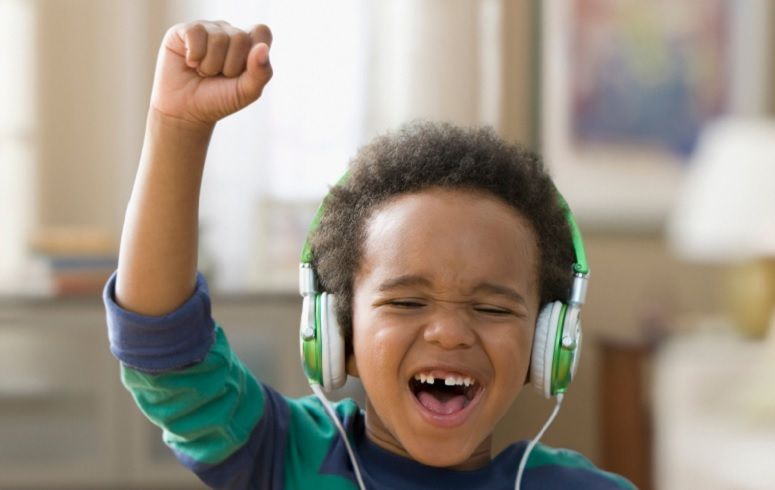 5 COSAS QUE NOS PASAN CUANDO ESCUCHAMOS MUSICA ELECTRONICA